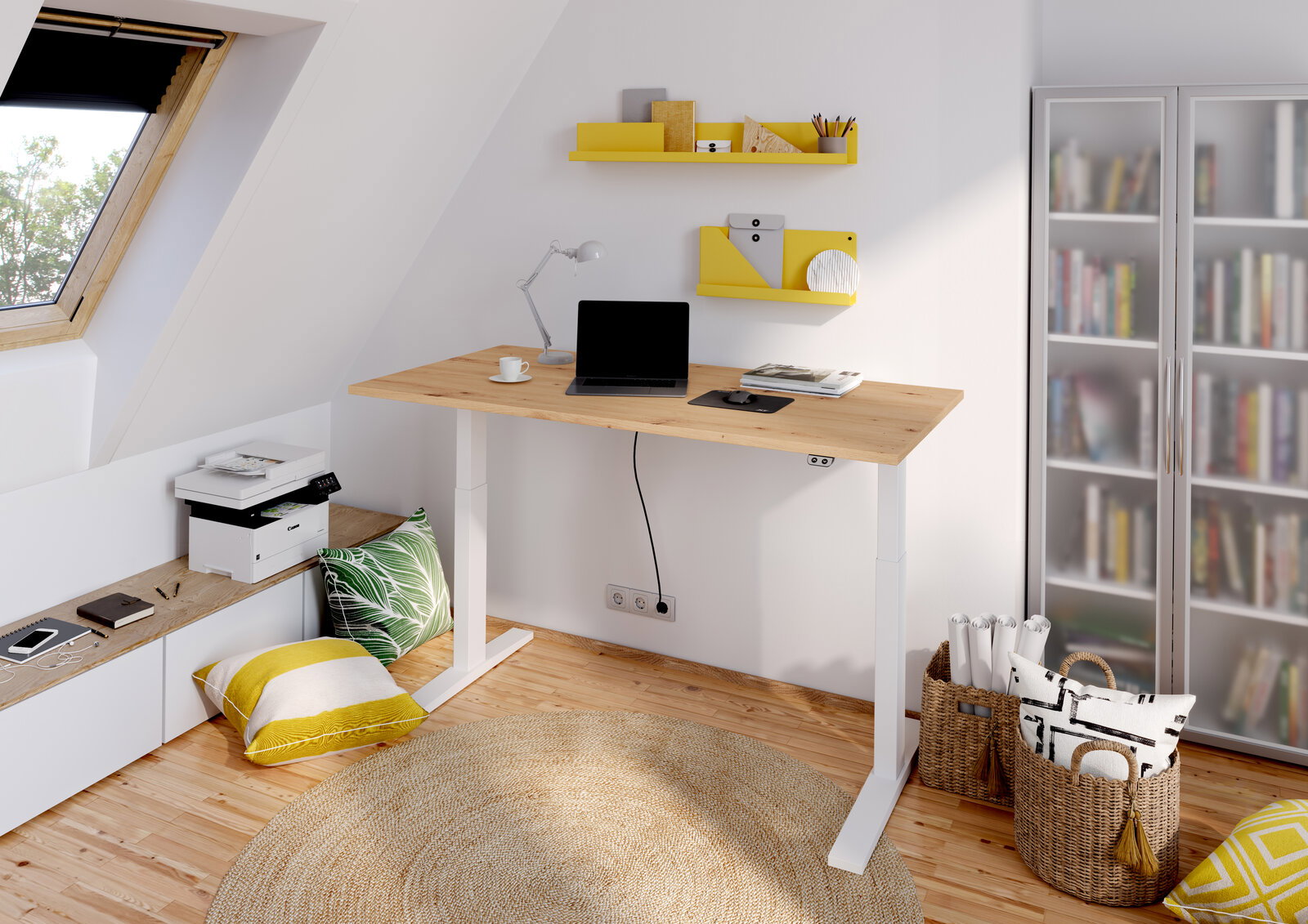 Moderner höhenverstellbarer E-Schreibtisch in einem hellen Dachzimmer, mit Holzplatte und weißen Beinen, umgeben von Regalen und Dekorationen, aus seitlicher Perspektive.