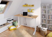 Moderner höhenverstellbarer E-Schreibtisch in einem hellen Dachzimmer, mit Holzplatte und weißen Beinen, umgeben von Regalen und Dekorationen, aus seitlicher Perspektive.