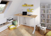 Moderner höhenverstellbarer E-Schreibtisch in einem hellen Dachzimmer, mit Holzplatte und weißen Beinen, umgeben von Regalen und Dekorationen, aus seitlicher Perspektive.