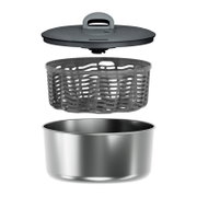 Exploded view in vooraanzicht van een metalen kookpot met geperforeerde stoommand en donker deksel met handgreep, onderdelen zwevend boven elkaar