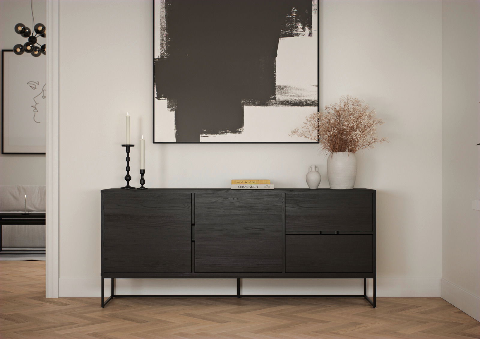 Modernes schwarzes Sideboard mit minimalistischen Linien, dekoriert mit Kerzen und Vasen, vor einem großen abstrakten Kunstwerk an der Wand. Frontalansicht.