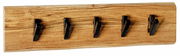 Wandgarderobe aus Holz mit fünf schwarzen Haken, frontal betrachtet.