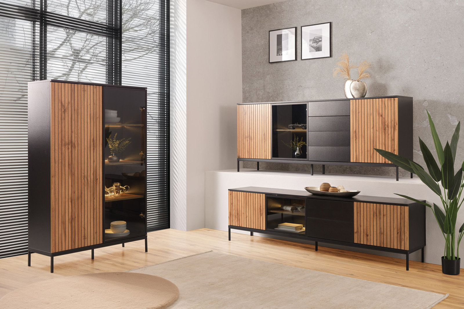 Moderne Wohnzimmermöbel mit Holz- und Glaselementen, bestehend aus einem Highboard und einem TV-Lowboard, seitliche Perspektive.