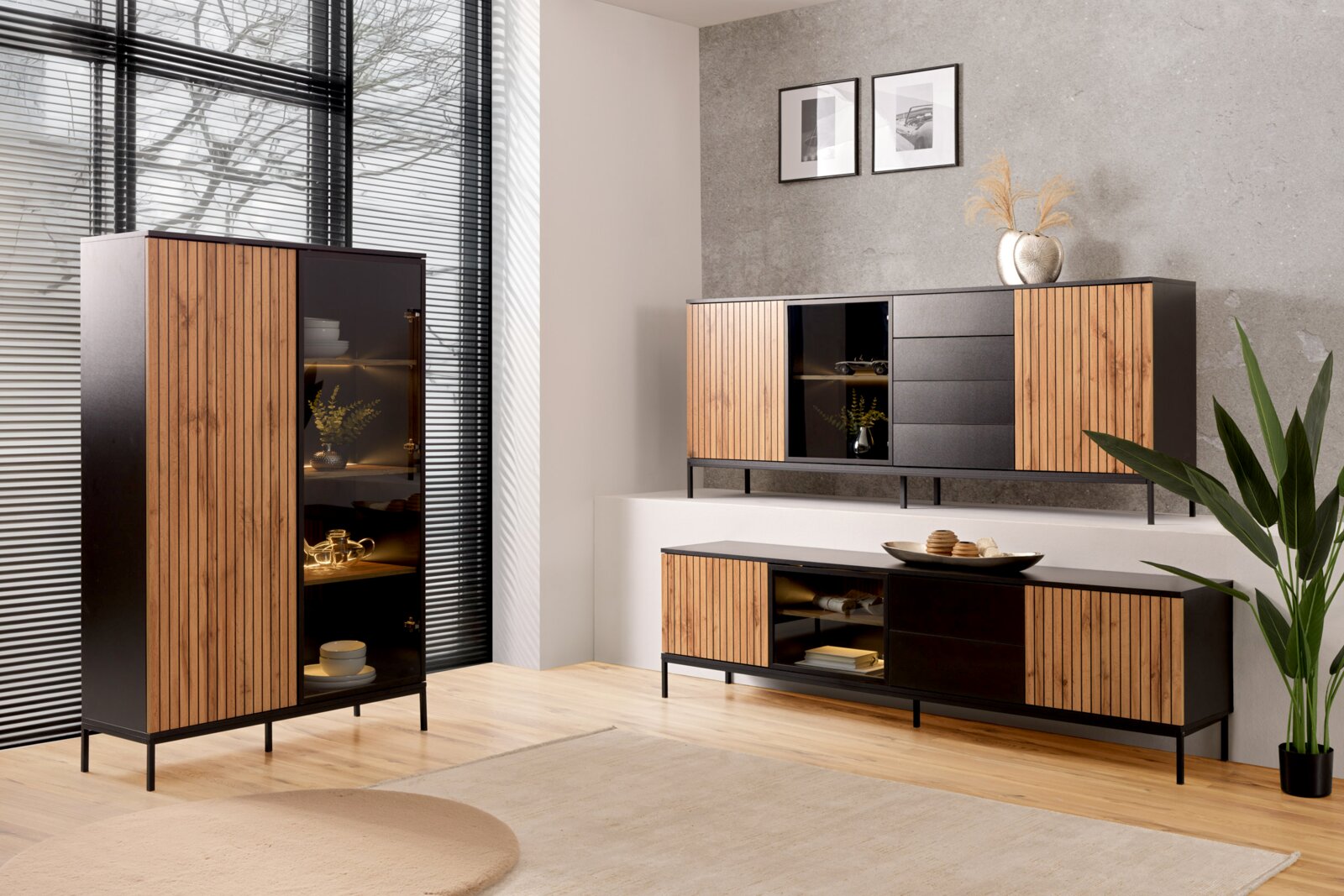 XORA XL-TV-Lowboard VIANO Moderne Wohnzimmermöbel mit Holz- und Glaselementen, bestehend aus einem Highboard und einem TV-Lowboard, seitliche Perspektive.