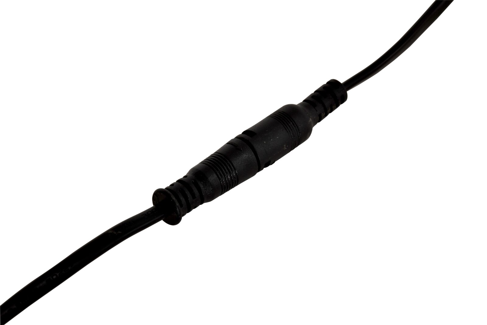 Zwarte kabel met waterbestendige in-line connector, diagonaal weergegeven in close-up op een witte achtergrond