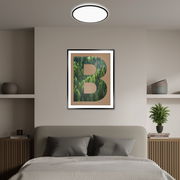 Moderne LED-Deckenleuchte in einem stilvollen Schlafzimmer, von unten betrachtet.