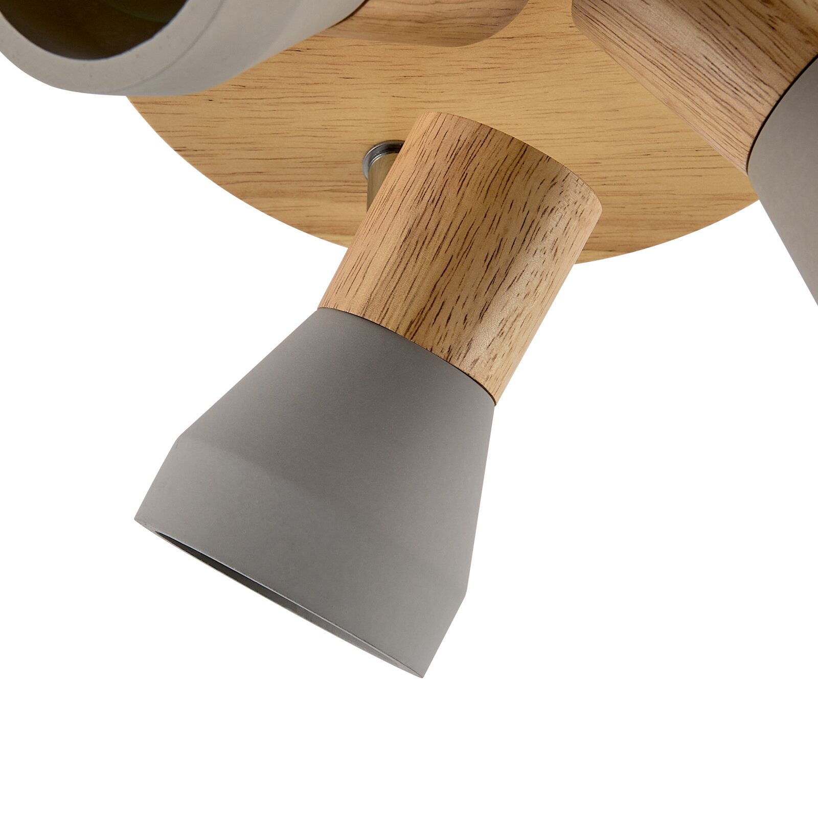 Nahaufnahme eines modernen Strahlers mit Holz- und Metallelementen, von unten betrachtet.