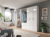 Moderner weißer Hochschrank in einem stilvollen Wohnzimmer, frontal betrachtet, mit integrierter Garderobe und Schubladen.