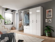Moderner weißer Hochschrank in einem stilvollen Wohnzimmer, frontal betrachtet, mit integrierter Garderobe und Schubladen.