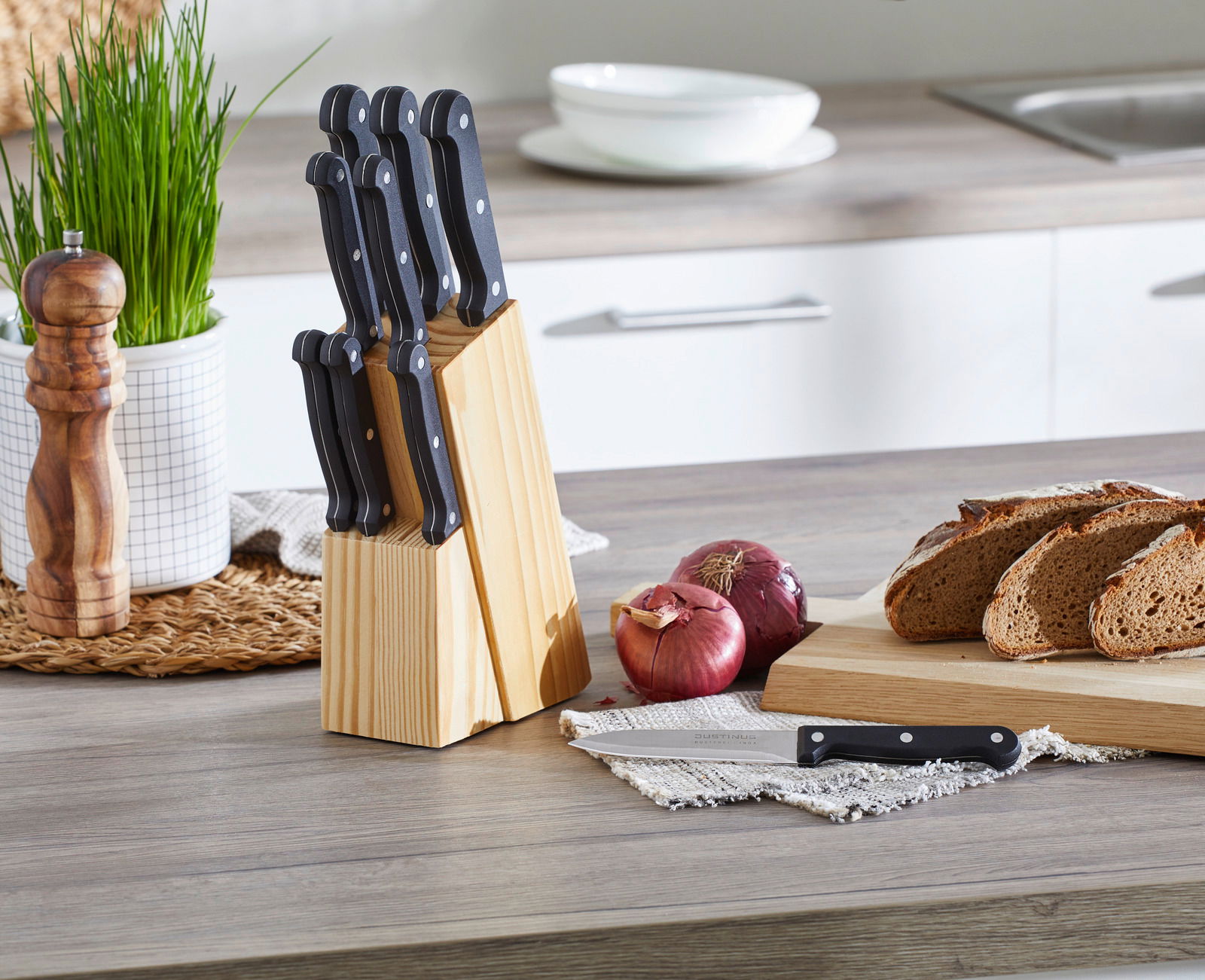 Justinus Messerblock 10-tlg. KÜCHENCHEF Messerblock mit schwarzen Griffen in einer modernen Küche, seitliche Perspektive