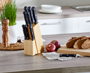 Messerblock mit schwarzen Griffen in einer modernen Küche, seitliche Perspektive