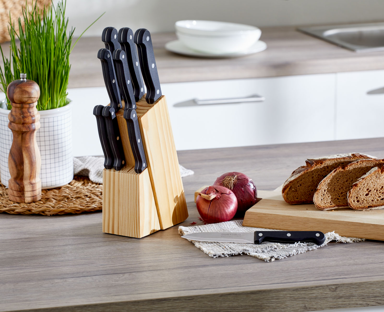 Messerblock mit schwarzen Griffen in einer modernen Küche, seitliche Perspektive