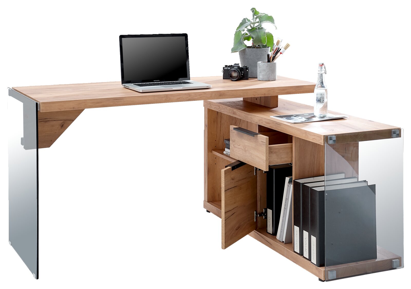 Moderner Eck-Schreibtisch aus Holz mit Glasakzenten, ausgestattet mit Laptop, Kamera und Pflanzen, aus seitlicher Perspektive.