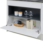 Kücheninsel mit geöffnetem Fach, das Gläser, Dosen und Bücher zeigt, aus frontaler Perspektive.