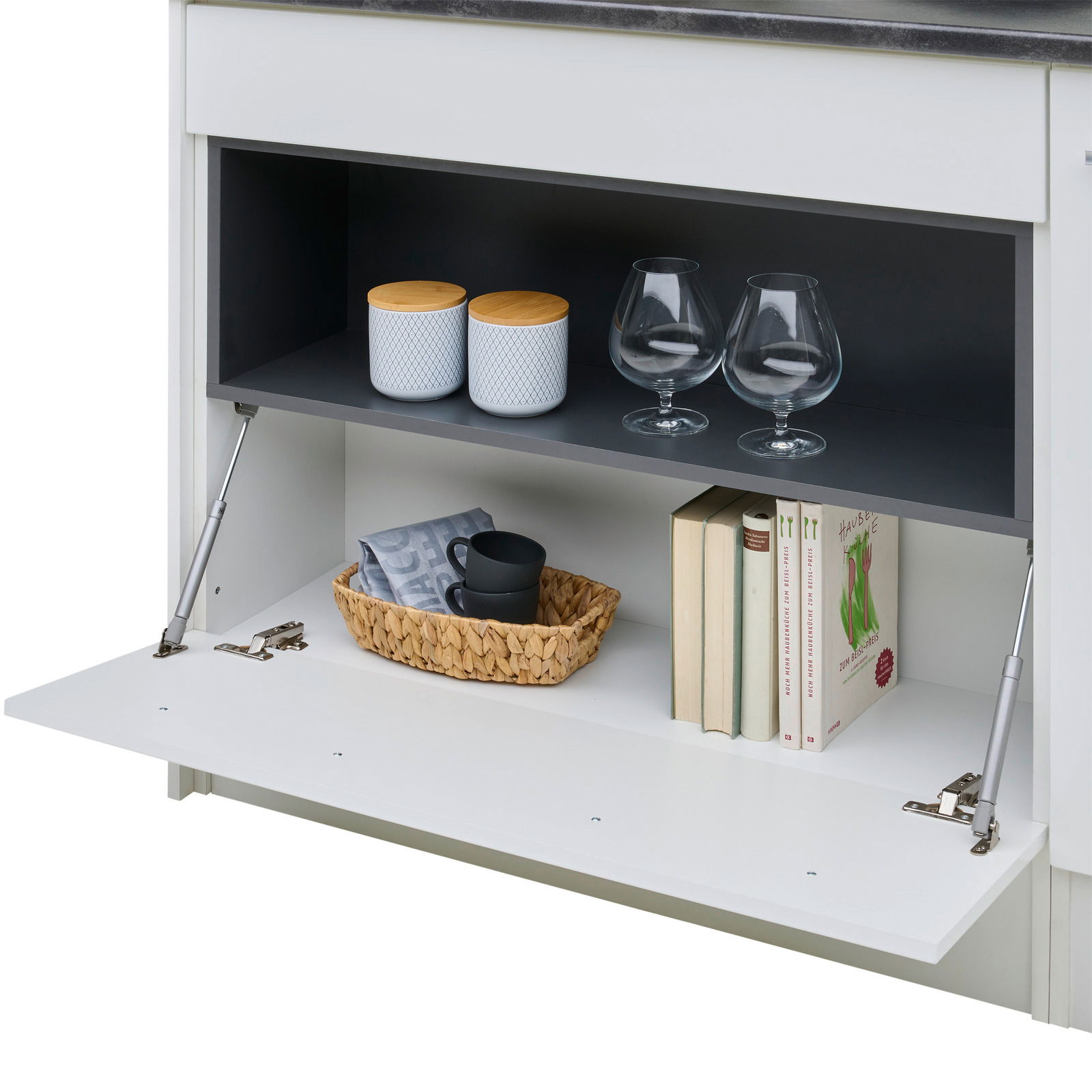Kücheninsel mit geöffnetem Fach, das Gläser, Dosen und Bücher zeigt, aus frontaler Perspektive.