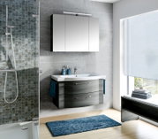 Moderner Badblock mit Spiegel und Waschbecken in einer stilvollen Badezimmerumgebung, seitliche Perspektive
