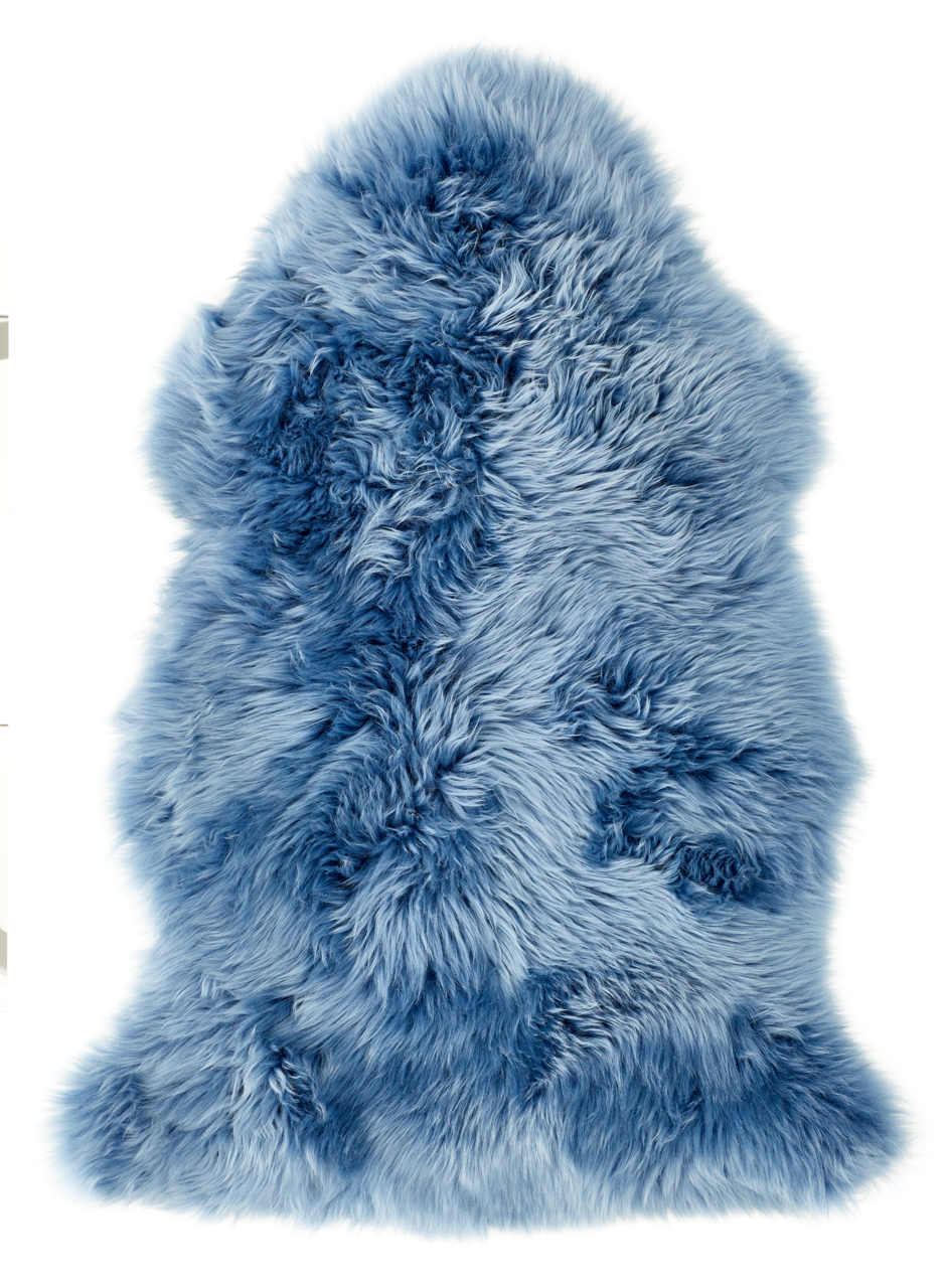Blaues Schaffell aus der Vogelperspektive, 85 cm lang, flauschig und luxuriös.