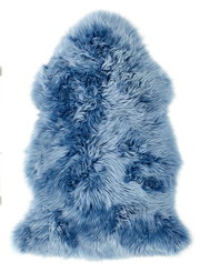Blaues Schaffell aus der Vogelperspektive, 85 cm lang, flauschig und luxuriös.