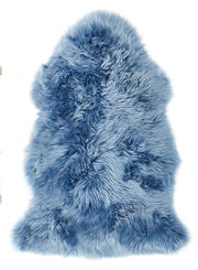 Blaues Schaffell aus der Vogelperspektive, 85 cm lang, flauschig und luxuriös.