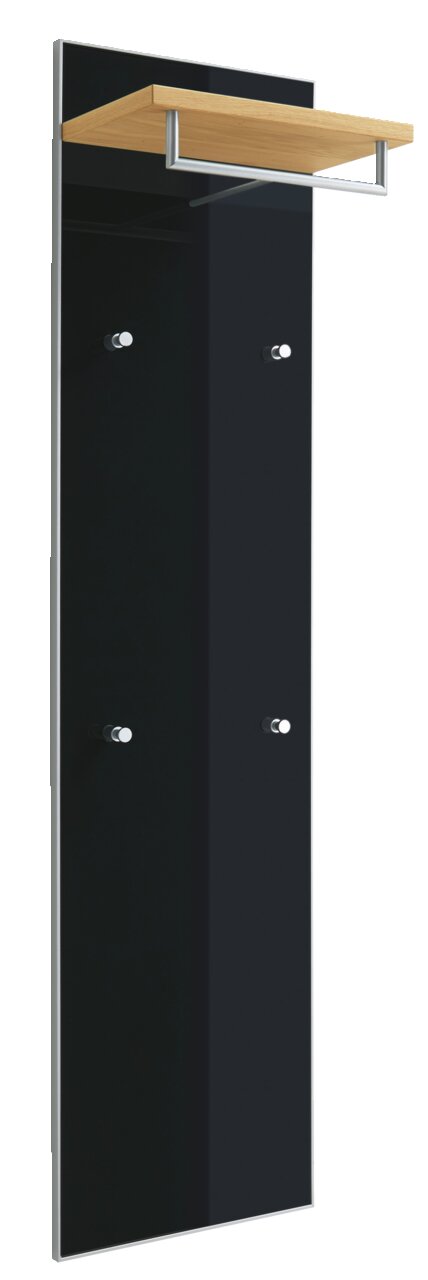 Modernes Garderobenpaneel mit schwarzer Oberfläche, vier Haken und einem Holzregal, seitliche Perspektive.