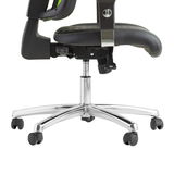 Seitenansicht eines Gaming Stuhls mit verstellbarer Sitzhöhe und stabiler Metallbasis auf Rollen.