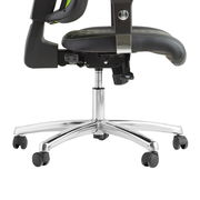 Seitenansicht eines Gaming Stuhls mit verstellbarer Sitzhöhe und stabiler Metallbasis auf Rollen.