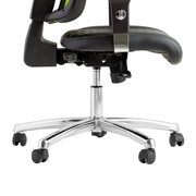 Seitenansicht eines Gaming Stuhls mit verstellbarer Sitzhöhe und stabiler Metallbasis auf Rollen.