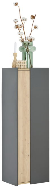 Moderner Midischrank mit grauer Front und Holzelementen, dekoriert mit einer Vase und Kerzenhalter, seitliche Perspektive.