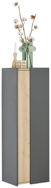 Moderner Midischrank mit grauer Front und Holzelementen, dekoriert mit einer Vase und Kerzenhalter, seitliche Perspektive.