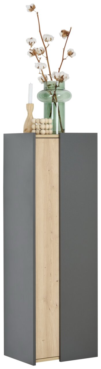 Moderner Midischrank mit grauer Front und Holzelementen, dekoriert mit einer Vase und Kerzenhalter, seitliche Perspektive.