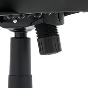 Nahaufnahme der Unterseite eines Gaming Stuhls mit Fokus auf die Höhenverstellung.