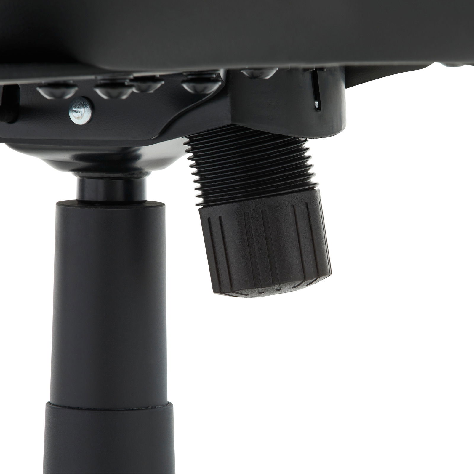 Nahaufnahme der Unterseite eines Gaming Stuhls mit Fokus auf die Höhenverstellung.