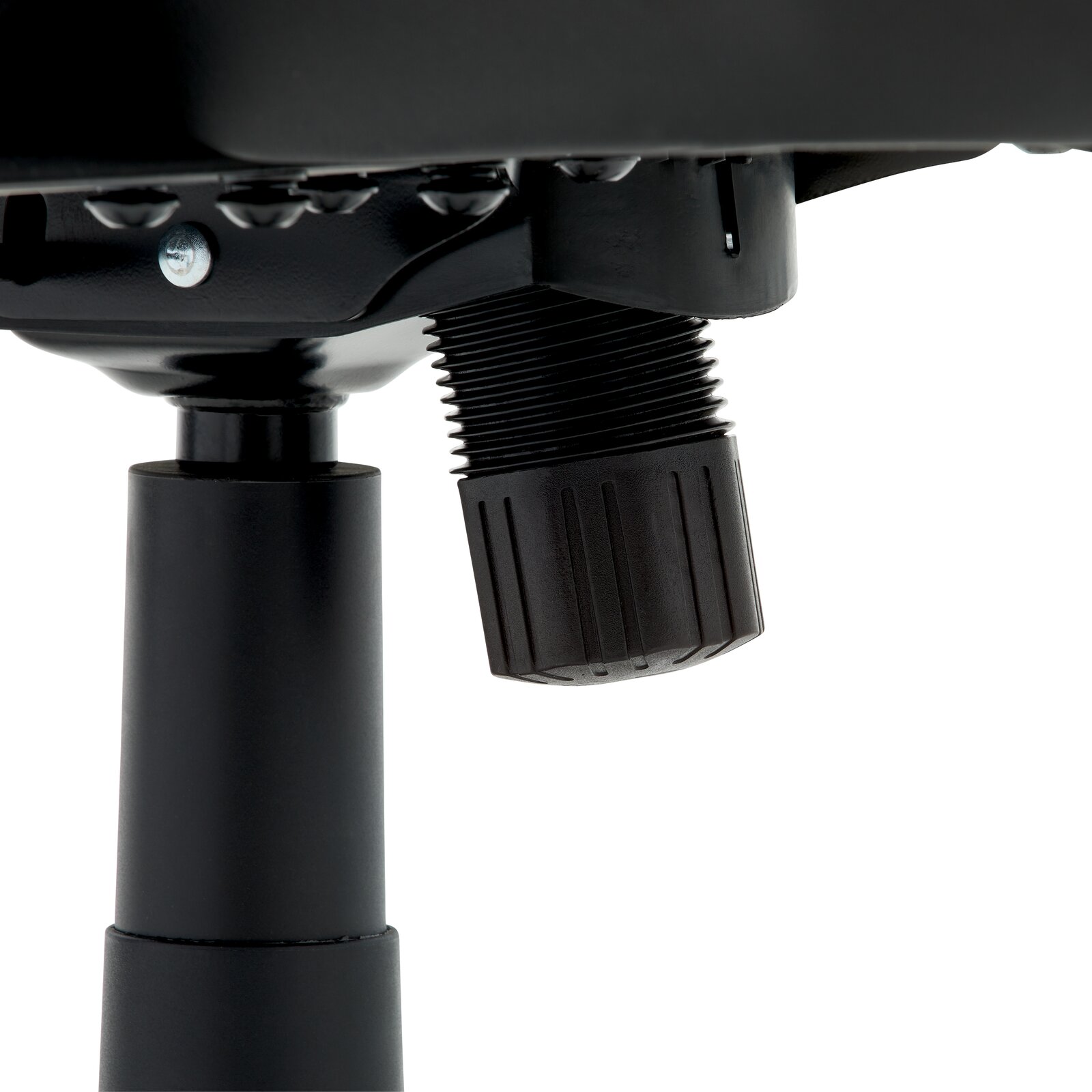 Nahaufnahme der Unterseite eines Gaming Stuhls mit Fokus auf die Höhenverstellung.