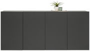 Frontale Ansicht eines modernen, schwarzen Hängesideboards mit vier Türen, dekoriert mit einer Pflanze und einem Glas auf der Oberseite.