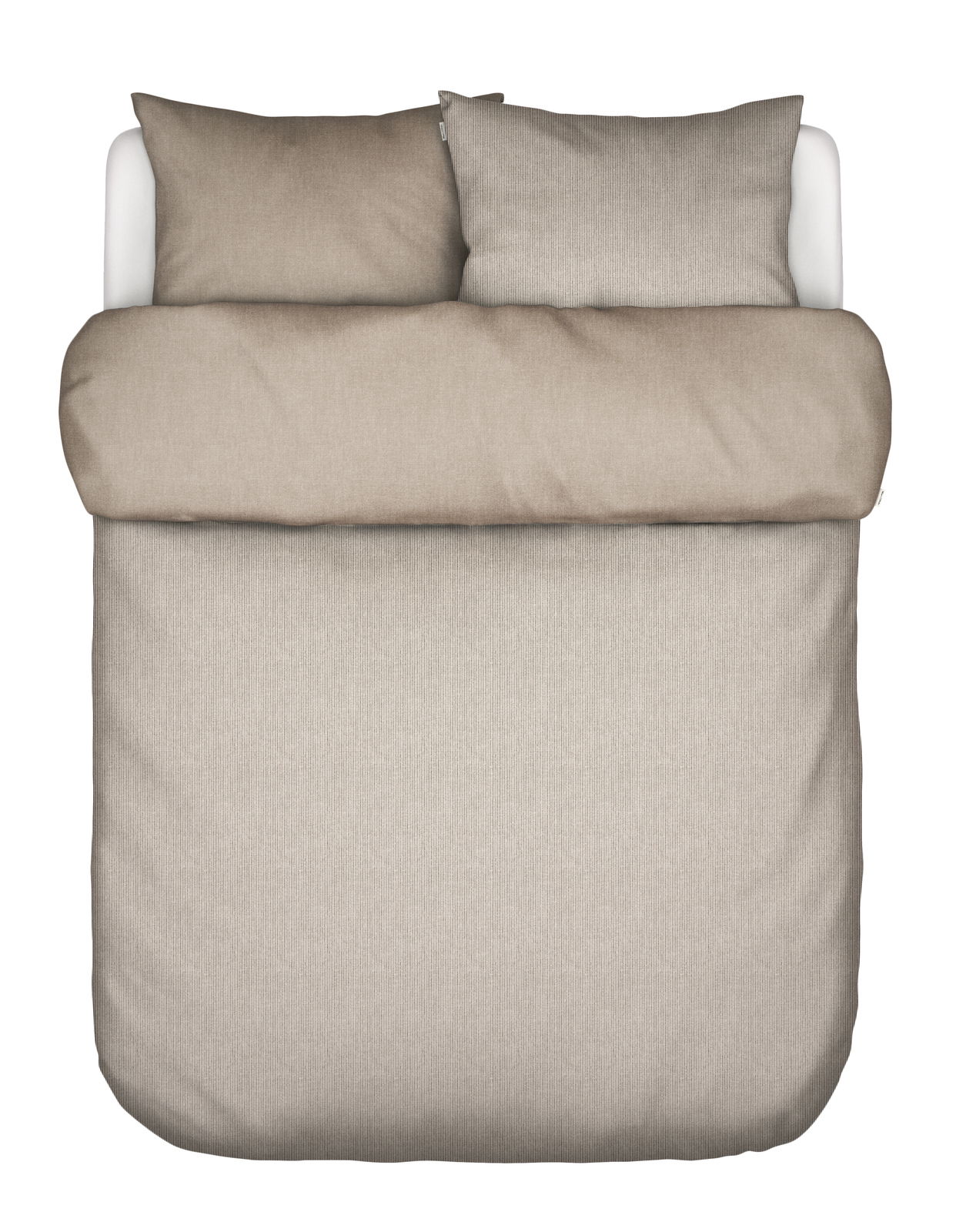 Bettwäsche-Set in Beige, bestehend aus einem Bettbezug und zwei Kissenbezügen, aus der Vogelperspektive fotografiert.