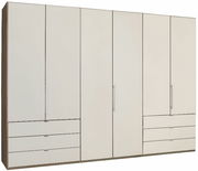 Moderner Falttürenschrank in heller Farbe mit mehreren Schubladen und Türen, seitliche Perspektive