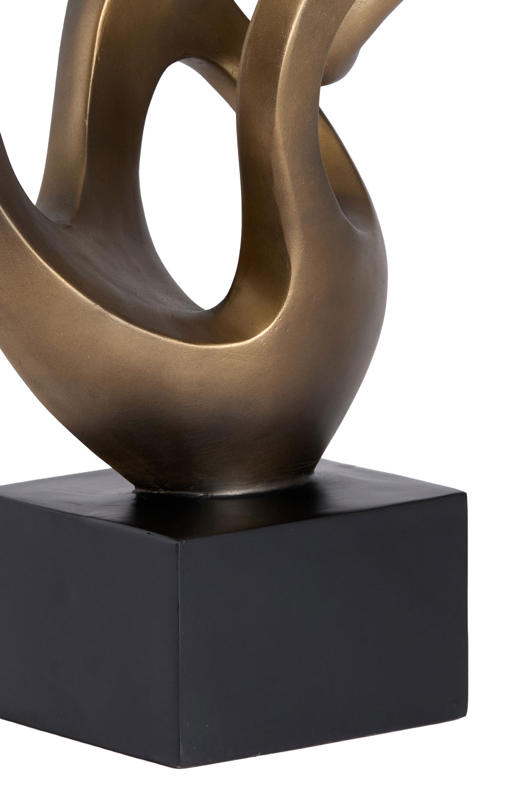Nahaufnahme eines modernen, abstrakten Ornaments in Bronzeoptik auf einem schwarzen Sockel, seitliche Perspektive.