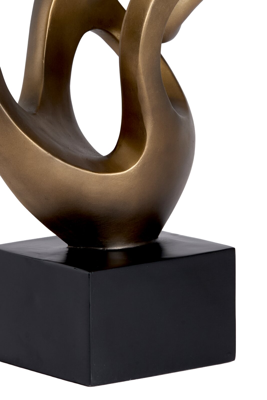 Nahaufnahme eines modernen, abstrakten Ornaments in Bronzeoptik auf einem schwarzen Sockel, seitliche Perspektive.