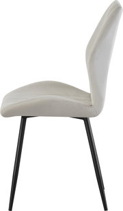 Beiger Polsterstuhl mit hoher Rückenlehne und schwarzen Metallbeinen, Seitenansicht (Profil) vor weißem Hintergrund