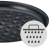 Nahaufnahme des Deckels eines WMF Flavour Bräters mit Wassertropfen und einem Symbol für gleichmäßige Feuchtigkeitsverteilung.