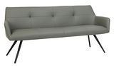 Graue moderne Bank mit gepolsterter Rückenlehne und schrägen schwarzen Metallbeinen, seitliche Perspektive