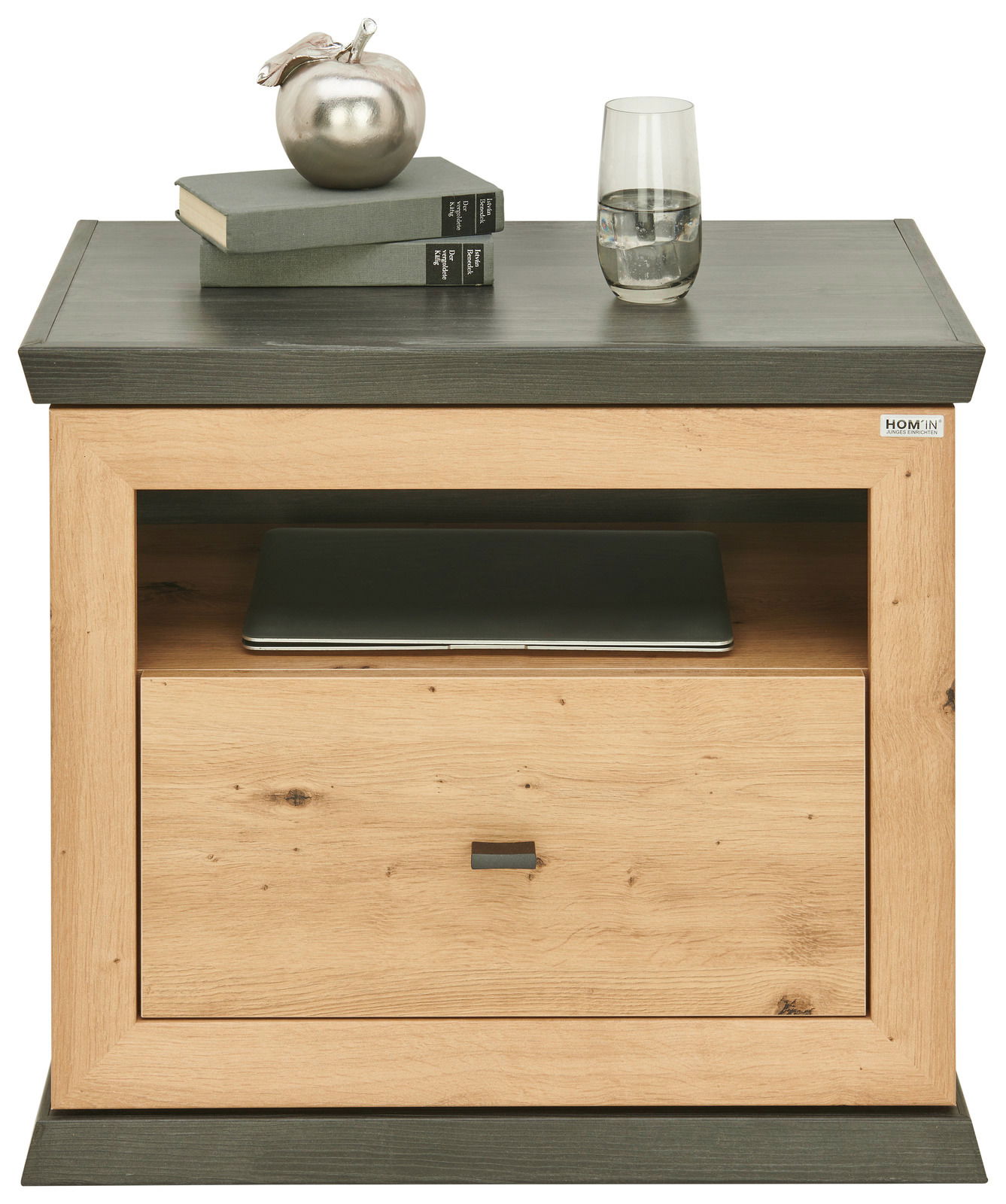 Nachtkommode aus Holz mit einer Schublade, einem offenen Fach, darauf Bücher, ein silberner Apfel und ein Glas Wasser, Frontalansicht