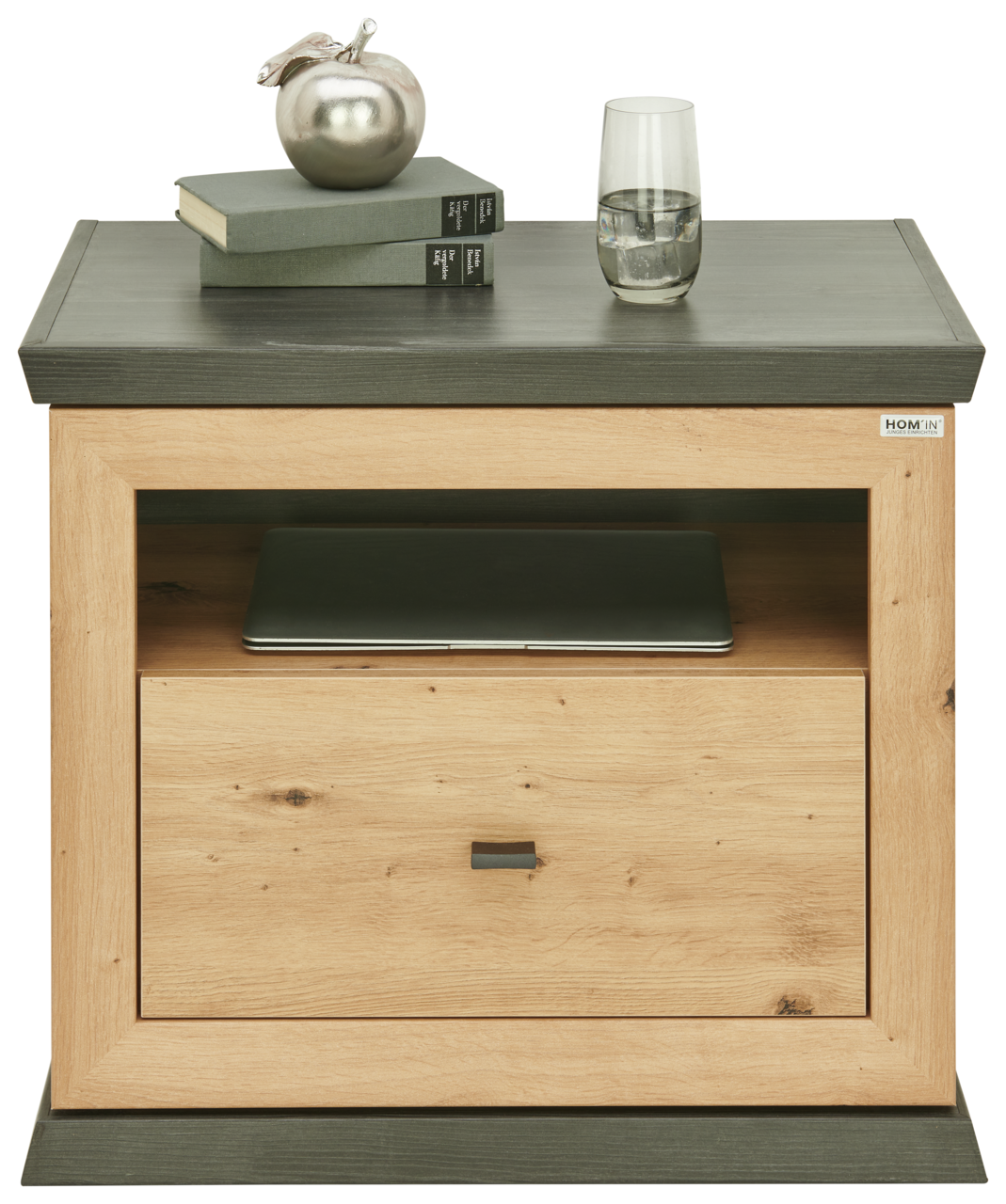 Nachtkommode aus Holz mit einer Schublade, einem offenen Fach, darauf Bücher, ein silberner Apfel und ein Glas Wasser, Frontalansicht