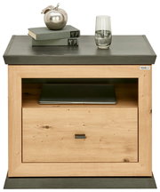 Nachtkommode aus Holz mit einer Schublade, einem offenen Fach, darauf Bücher, ein silberner Apfel und ein Glas Wasser, Frontalansicht