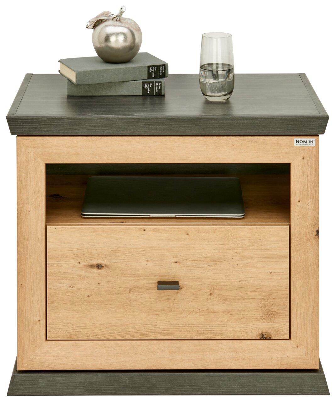 Nachtkommode aus Holz mit einer Schublade, einem offenen Fach, darauf Bücher, ein silberner Apfel und ein Glas Wasser, Frontalansicht