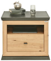 Nachtkommode aus Holz mit einer Schublade, einem offenen Fach, darauf Bücher, ein silberner Apfel und ein Glas Wasser, Frontalansicht