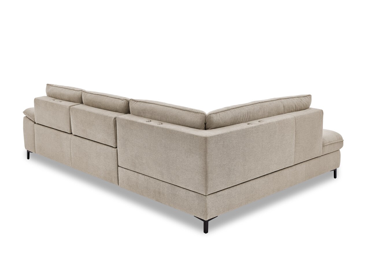 Rückansicht einer beigen Eckgarnitur mit modernen, klaren Linien und schwarzen Füßen.