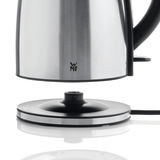 Edelstahl-Wasserkocher 1,7l Stelio von WMF, seitliche Ansicht mit abnehmbarem Sockel.