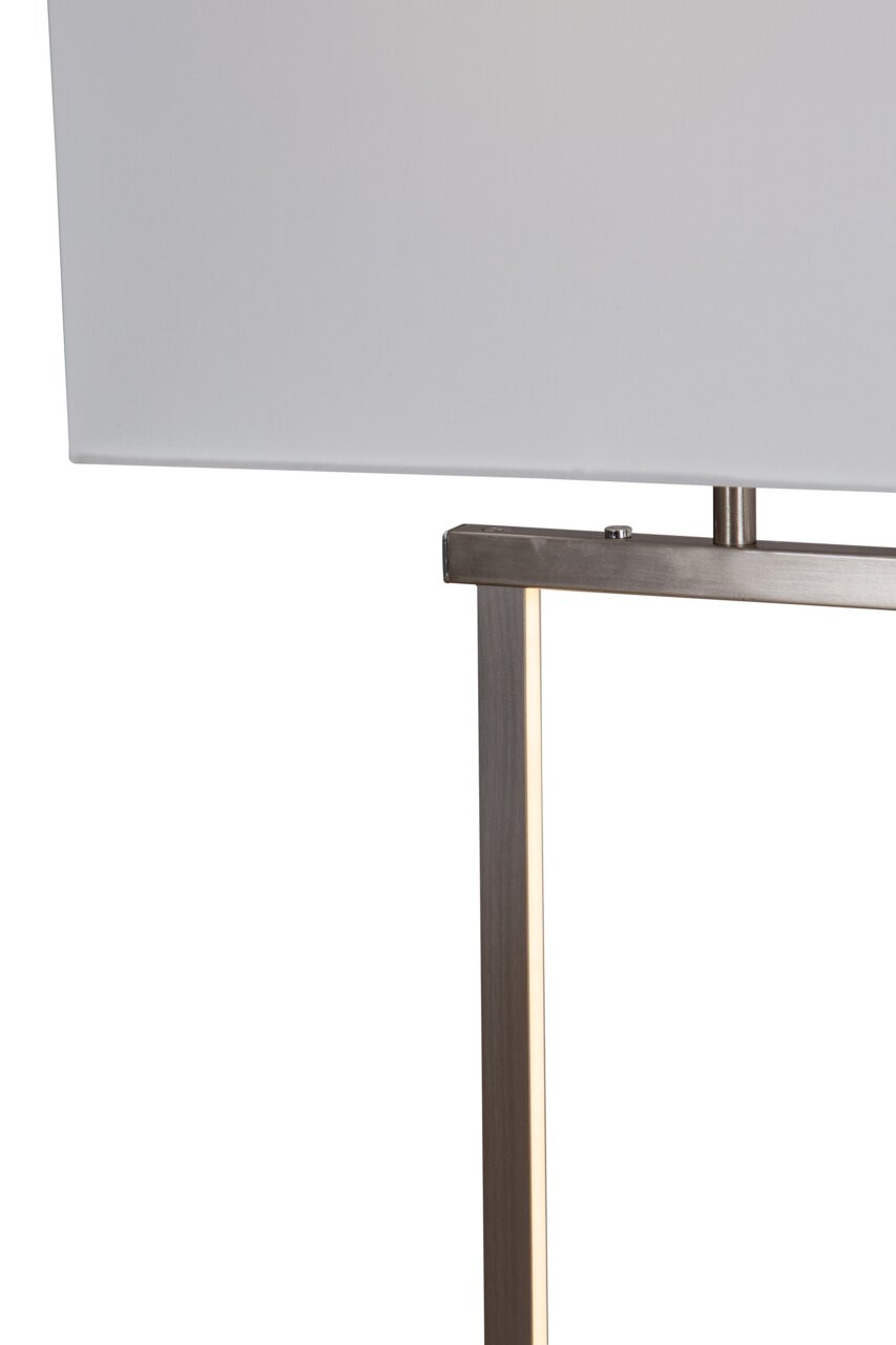 Close-up van een moderne staande lamp met een rechthoekige, witte lampenkap en een slanke, metalen voet.