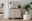 Modernes Sideboard in einem stilvollen Raum, frontal betrachtet, mit Dekorationen wie einer Lampe, Kunstwerk und Pflanzen.